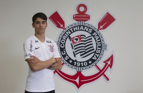 Ángelo Araos, novo reforço do Corinthians, já com o manto alvinegro