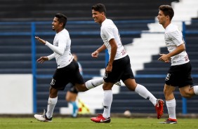 Jogadores comemoram gol de Rael, contra o Sport, pelo Brasileirão sub-20