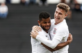 Nathans e Lucas Piton comemorando o gol do jogador contra o Sport, pelo Brasileirão sub-20