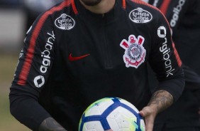 O lateral Fagner durante treinamento desta terça-feira no CT; Foco na Chapecoense
