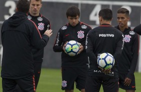 Osmar Loss reúne equipe durante último treino antes do jogo contra a Chapecoense