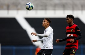 Rafael Bilu em jogada contra o Sport, pelo Brasileirão sub-20