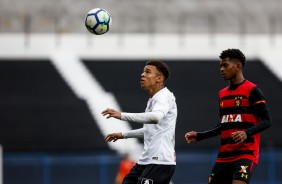 Rafael Bilu em jogada contra o Sport, pelo Brasileiro sub-20