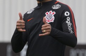 Volante Douglas se prepara com a equipe para jogo contra a Chapecoense