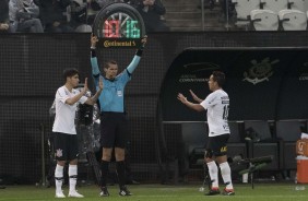 ngelo Araos entrou no lugar de Jadson contra a Chapecoense, pela Copa do Brasil