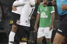 Pedrinho comemora com Romero o gol do paraguaio contra a Chapecoense, pela Copa do Brasil