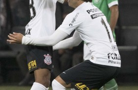 Romero abraça Pedrinho, autor da assistência para o gol do paraguaio, no jogo contra a Chape