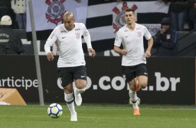 Sheik e Danilo avelar jogando contra a Chapecoense, pelas quartas de final da Copa do Brasil