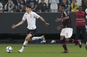 ngelo Araos em jogada contra o Atltico-PR, na Arena Corinthians