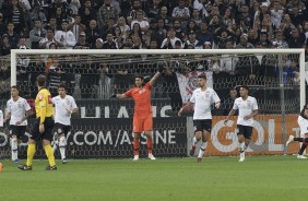 Cássio orienta os jogadores durante jogo contra o Atlético-PR, na Arena Corinthians