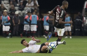 Douglas em jogada contra o Atlético-PR, na Arena Corinthians, pelo Campeonato Brasileiro