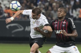 Henrique durante jogo contra o Atlético-PR, na Arena Corinthians