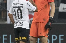 Jadson e Cssio conversam durante o jogo contra o Atltico-PR, na Arena Corinthians