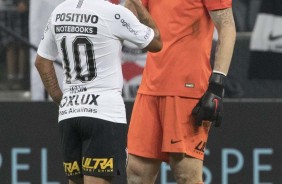 Jadson e Cássio conversam durante o jogo contra o Atlético-PR, na Arena Corinthians