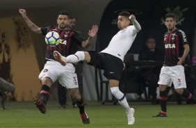 Léo Santos foi titular contra o Atlético-PR, na Arena Corinthians