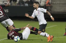 O atacante Clayson em jogada contra o Atlético-PR, na Arena Corinthians, pelo Brasileirão
