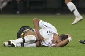 Pedrinho sofrendo falta durante jogo contra o Atltico-PR, na Arena Corinthians