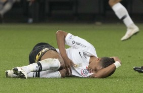 Pedrinho sofrendo falta durante jogo contra o Atlético-PR, na Arena Corinthians
