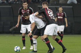 Romero sendo marcado durante jogo contra o Atlético-PR, na Arena Corinthians