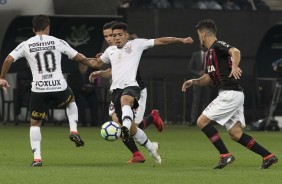 Volante Douglas foi titular contra o Atlético-PR, na Arena Corinthians