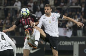 Zagueiro Henrique em jogada contra o Atlético-PR, na Arena Corinthians