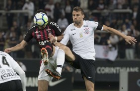 Zagueiro Henrique em jogada contra o Atltico-PR, na Arena Corinthians