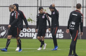 ngelo Araos j se enturmando com os jogadores no CT Joaquim Grava