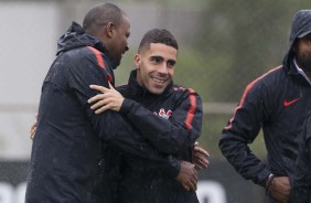 Gabriel e Fabinho durante o treinamento de hoje no CT