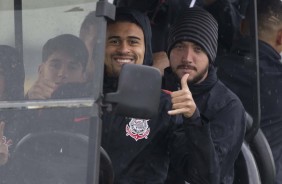 Jogadores chegam para o treino durante a tarde chuvosa em São Paulo