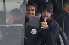 Jogadores chegam para o treino durante a tarde chuvosa em So Paulo