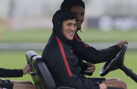 Mateus Vital e Léo Santos chegam para o treino no CT Joaquim Grava; Tarde é de chuva em São Paulo
