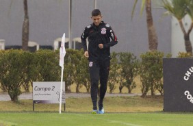 Matheus Matias corre sob a chuva durante treino de reapresentao da equipe no CT Joaquim Grava