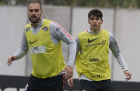 O experiente Danilo e o jovem Ángelo Araos no treinamento no CT