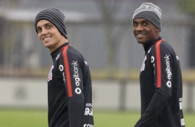 Rodrigo Figueiredo e Marllon durante o treino desta chuvosa tarde no CT Joaquim Grava