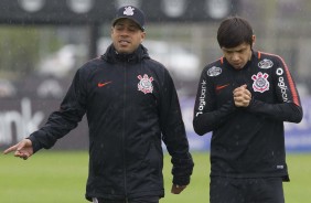 Romero e Leandro Silva no treino frio e chuvoso desta segunda-feira no CT