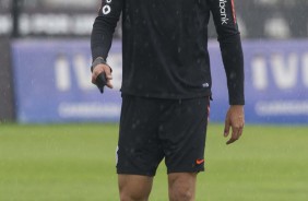 Vilson sob chuva no treino de hoje no CT Joaquim Grava