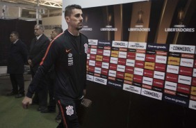 Avelar durante chegada do grupo ao estádio antes do jogo contra o Colo-Colo, no Chile