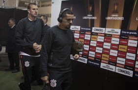 Henrique e Fagner antes do jogo contra o Colo-Colo, no Chile