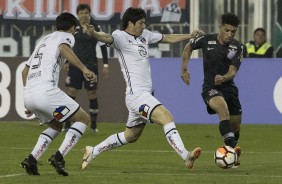 O meia Douglas no jogo contra o Colo-Colo, pela Libertadores