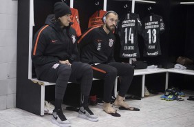 Os goleiros Cssio e Walter antes do jogo contra o Colo-Colo, no Chile