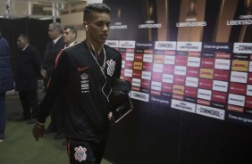 Pedrinho chega ao estádio antes do jogo contra o Colo-Colo, no Chile
