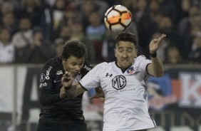 Romero em jogada aérea contra o Colo-Colo, pela ida da Libertadores 2018, no Chile