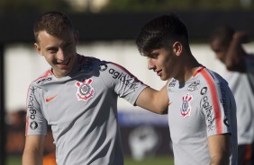Carlos Augusto e o novato Ángelo Araos no treino de hoje no CT Joaquim Grava
