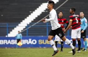 Fabrício Oya comemorando seu gol contra o Vitória, pelo Brasileiro sub-20