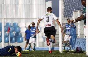 João Vitor comemora seu gol contra ao Palmeiras, pelo Paulista sub-20