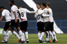 Jogadores comemoram o gol de Fabrcio Oya contra o Vitria, pelo Brasileiro sub-20