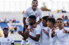 Jogadores comemorando os gols sobre o Palmeiras, pelo Paulista sub-20