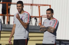 Lo Santos e Fagner durante o treino de hoje no CT Joaquim Grava