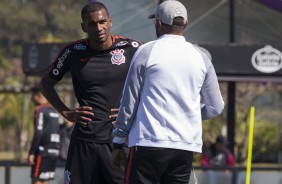 Marllon recebendo instrues durante o treino de hoje no CT Joaquim Grava