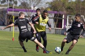 No CT, jogadores treinam para enfrentar a Chapecoense, na Arena Cond